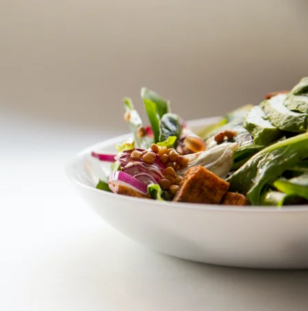 Fraîcheur et vitalité dans chaque plat d'Alilenat, le cœur de la micronutrition équilibrée à Chambéry.